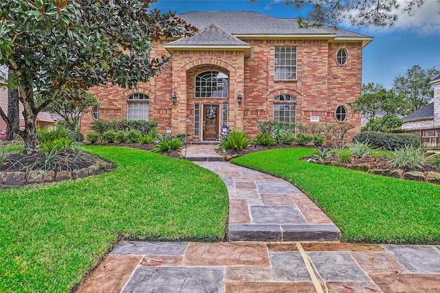 view of front of home featuring a front yard