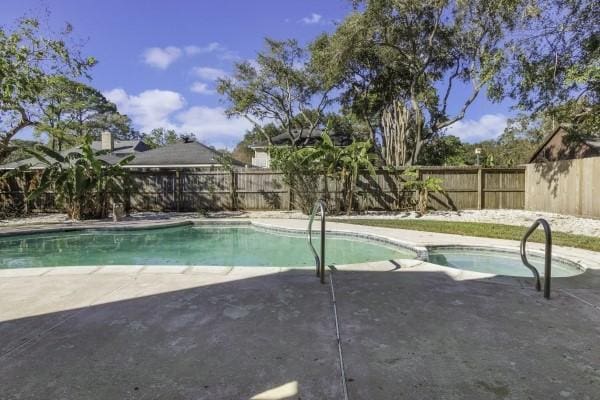 view of swimming pool