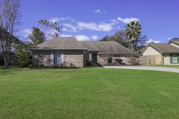 view of front of house featuring a front yard