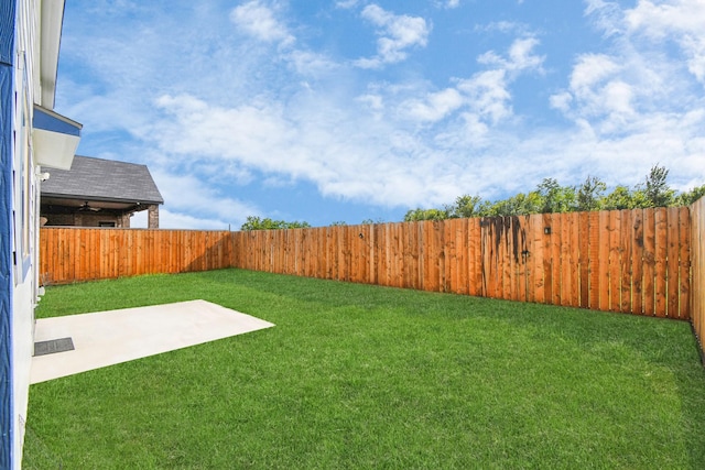 view of yard featuring a patio area