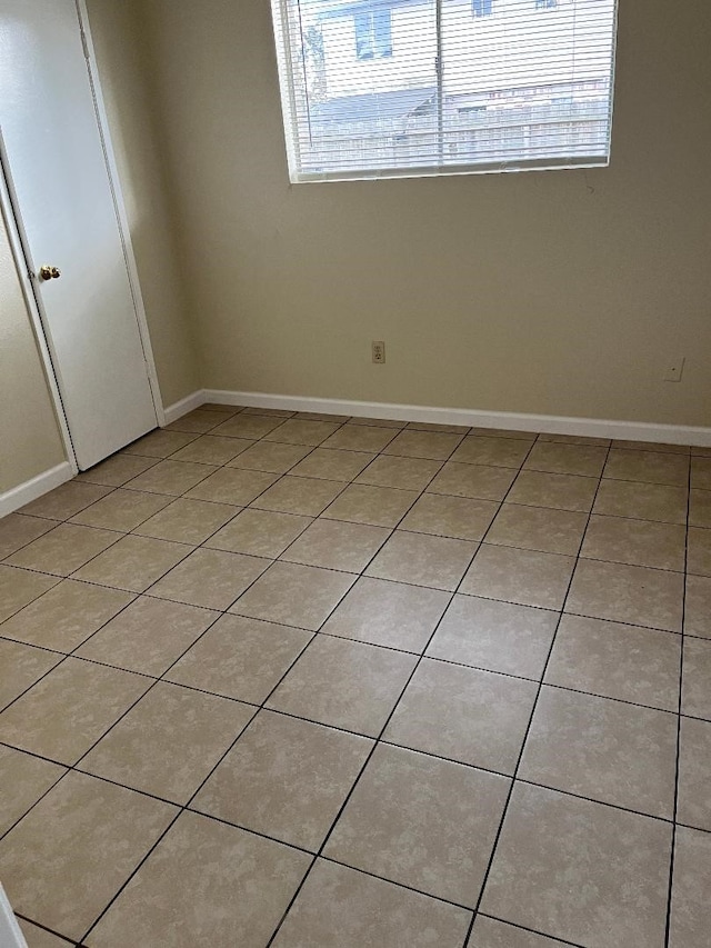 unfurnished room featuring light tile patterned floors