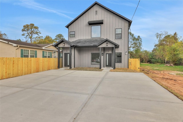 view of modern farmhouse style home