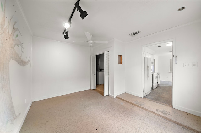 empty room featuring ceiling fan and crown molding