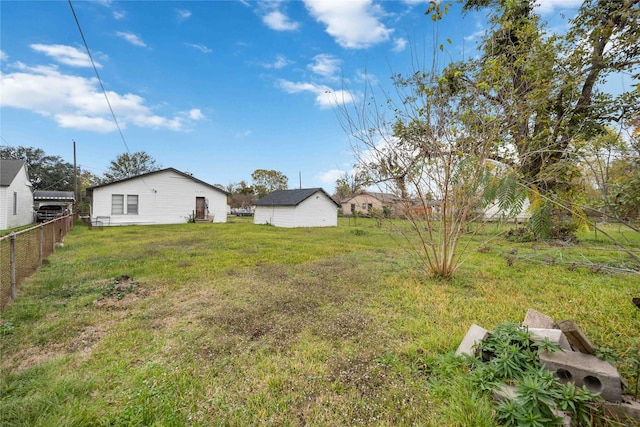 view of yard featuring an outbuilding