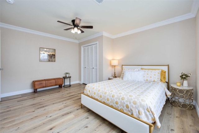 bedroom with ceiling fan, a closet, light hardwood / wood-style floors, and ornamental molding