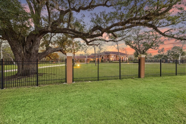 view of yard at dusk