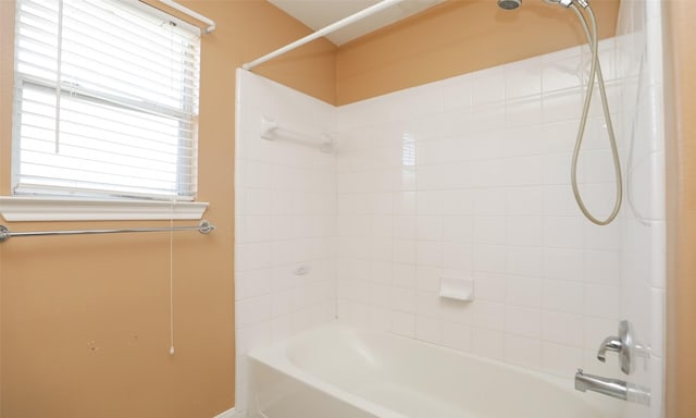 bathroom featuring tiled shower / bath combo