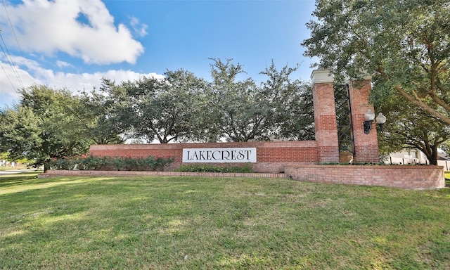 community sign with a lawn