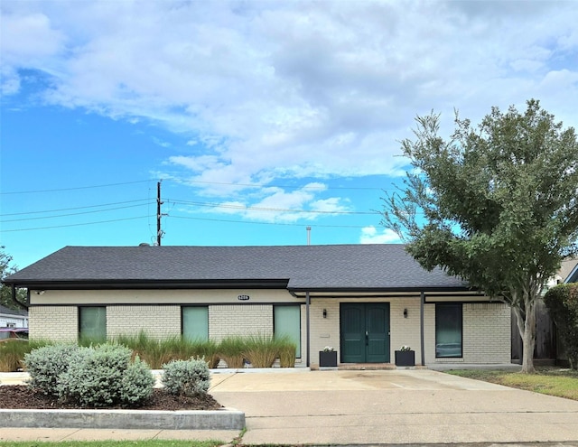 view of front facade featuring brick siding