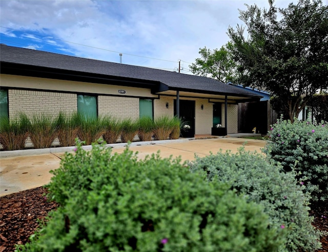 view of front facade featuring brick siding