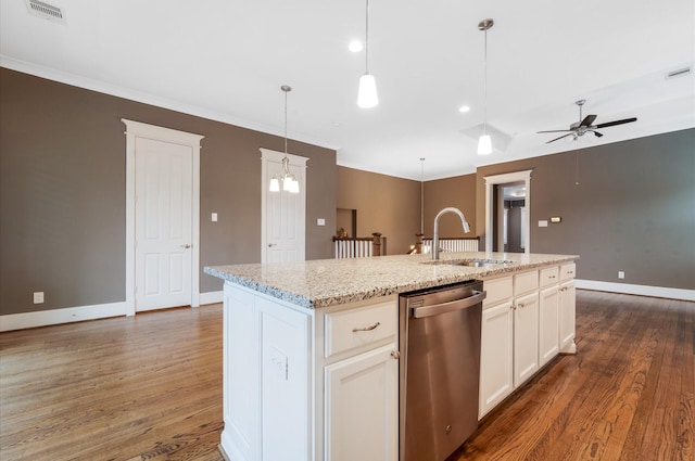 kitchen with dark wood-type flooring, a center island with sink, sink, stainless steel dishwasher, and decorative light fixtures