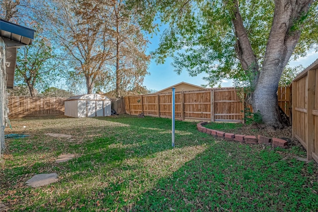 view of yard featuring a storage shed