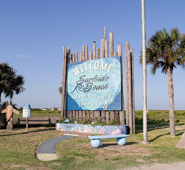 community / neighborhood sign featuring a lawn