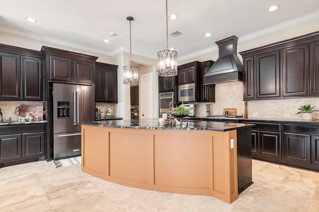 kitchen featuring stainless steel appliances, a kitchen island with sink, ornamental molding, and custom exhaust hood