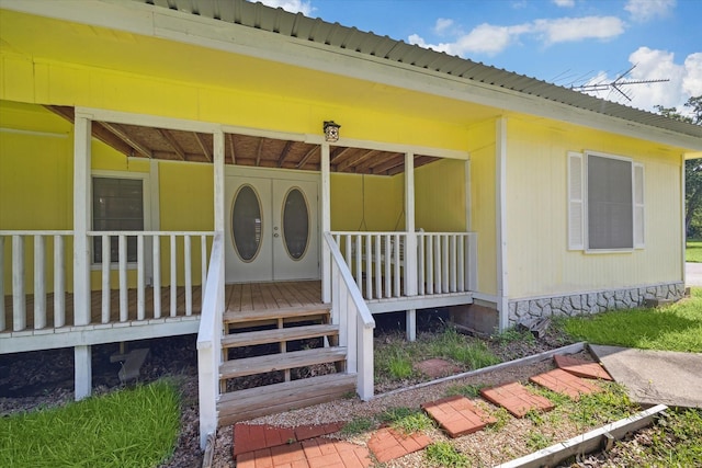 entrance to property featuring a porch