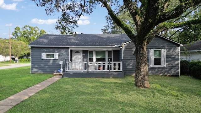 view of front of property with covered porch and a front lawn