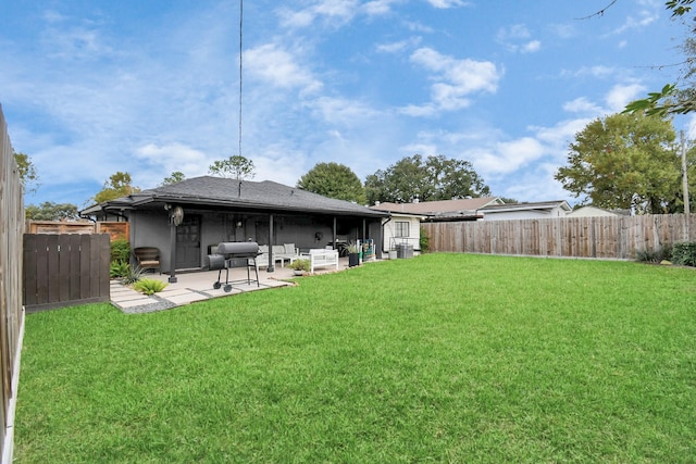 view of yard featuring a patio area