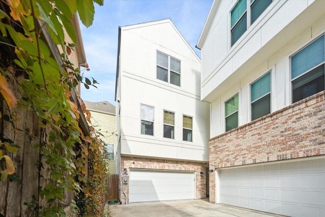 view of front facade featuring a garage