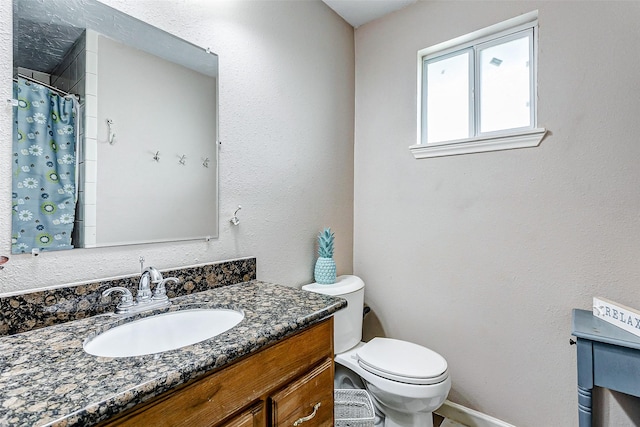 bathroom with a shower with curtain, vanity, and toilet