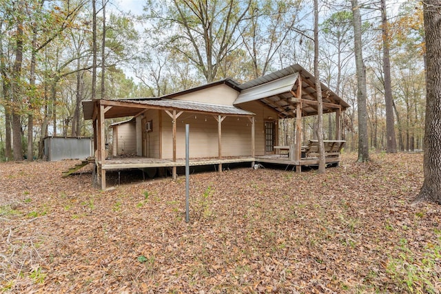 view of front of home featuring a shed