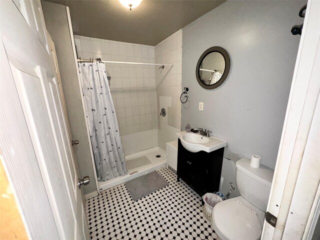 bathroom featuring a shower with shower curtain, vanity, and toilet