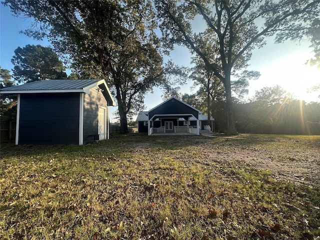 view of yard with an outbuilding