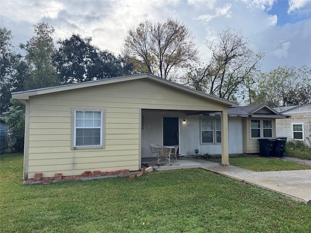 view of front of property featuring a patio area and a front lawn