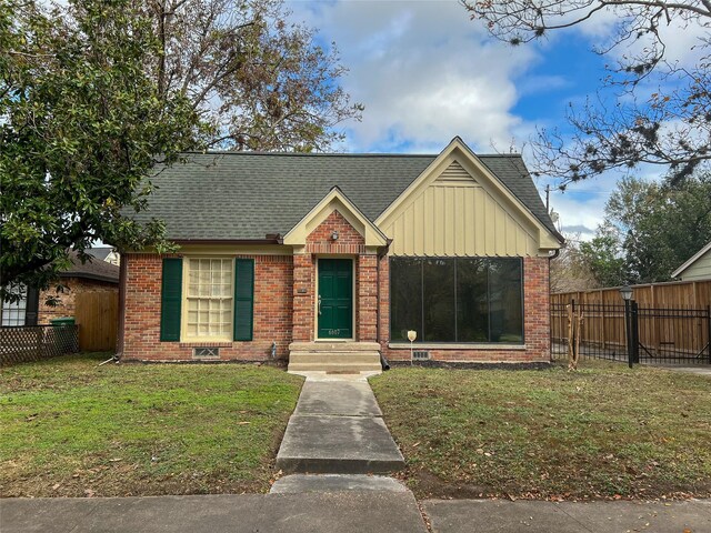 view of front of house featuring a front yard