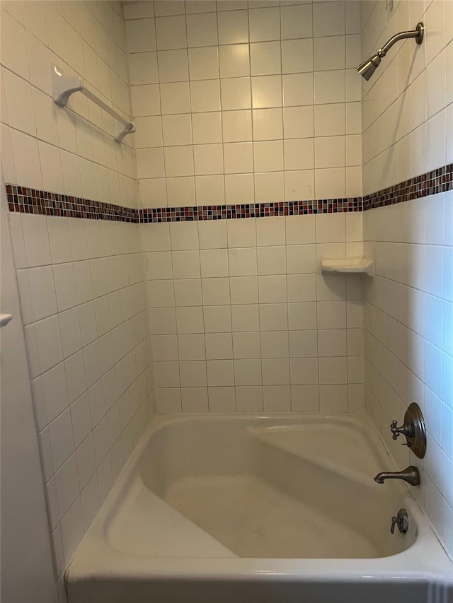 bathroom with tiled shower / bath combo