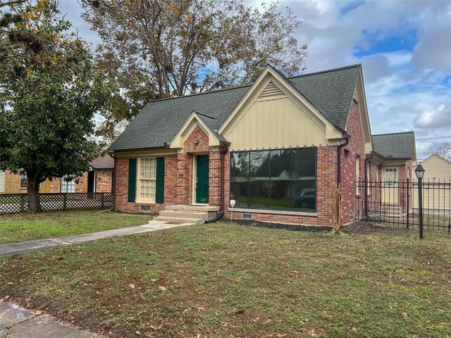 view of front of house with a front yard