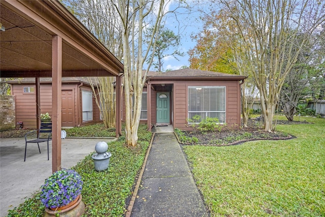 view of front of property featuring a front yard