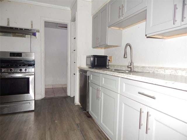 kitchen featuring sink, crown molding, dark hardwood / wood-style floors, appliances with stainless steel finishes, and extractor fan