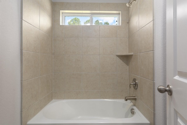 bathroom with tiled shower / bath