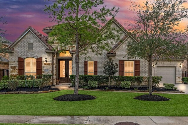 view of front of home featuring a yard