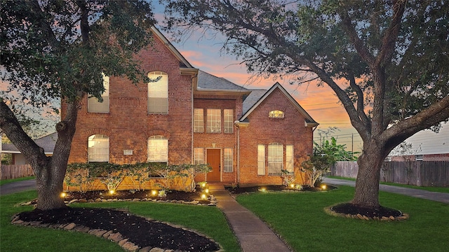 view of front facade with a yard