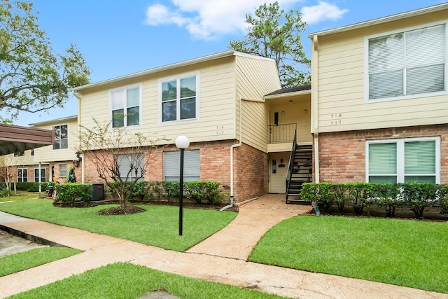 view of front of property with a front yard