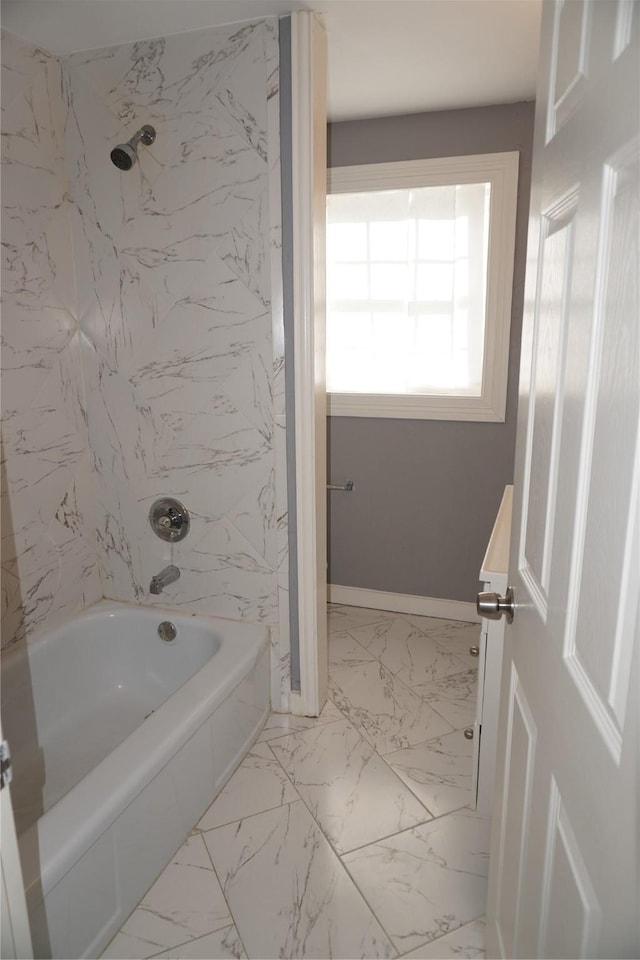 bathroom with tiled shower / bath