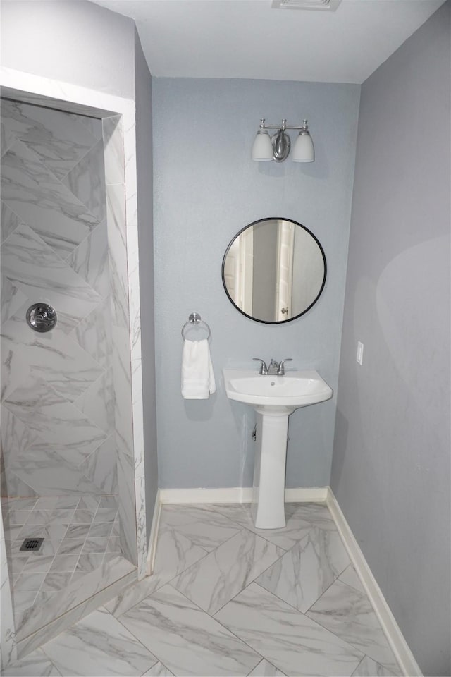 bathroom featuring tiled shower