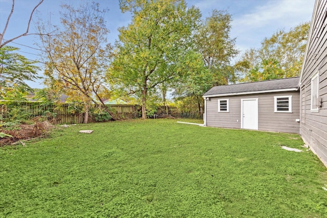 view of yard featuring an outbuilding