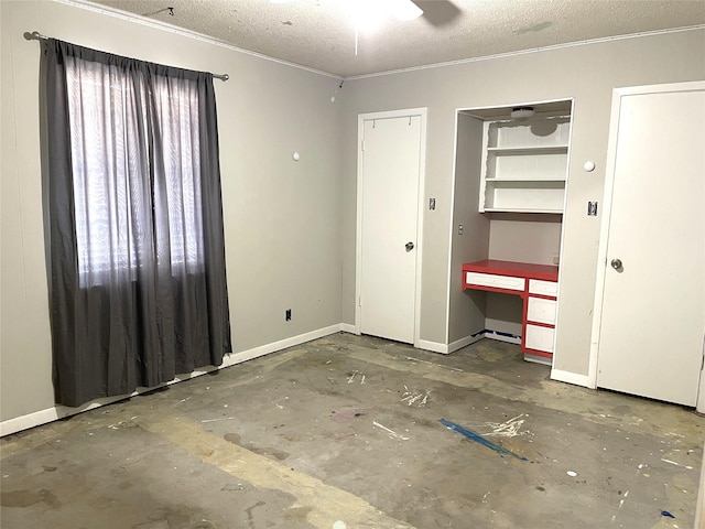 unfurnished bedroom featuring ceiling fan and a textured ceiling