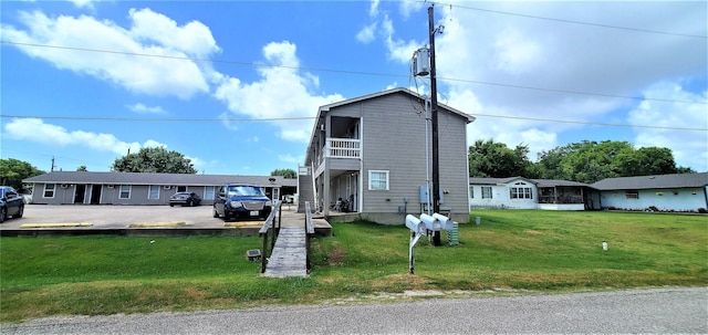 view of front of house featuring a front yard