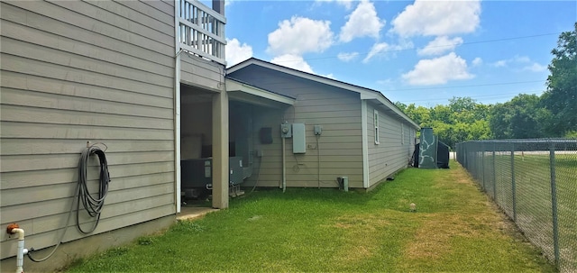 view of side of property featuring a yard