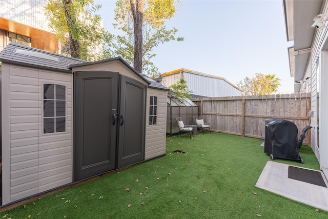 view of yard with a storage shed