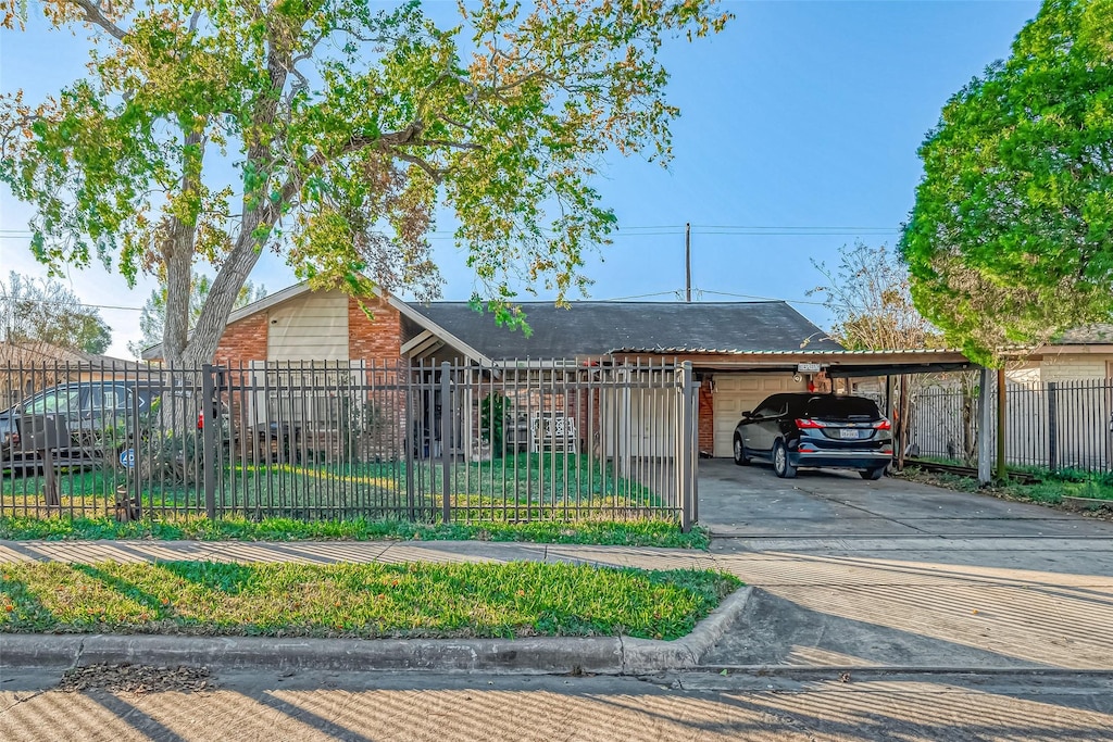 view of front of property featuring a front lawn and a carport