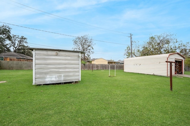 view of yard featuring an outbuilding