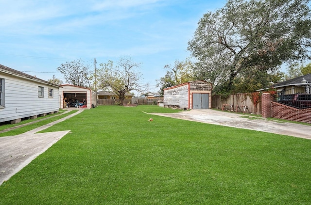 view of yard featuring a shed