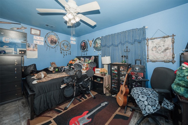 bedroom with ceiling fan