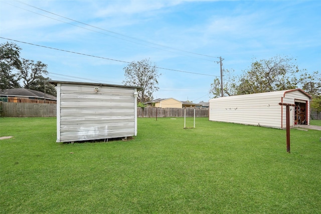 view of yard featuring an outbuilding