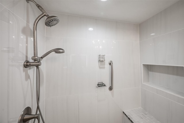 bathroom featuring a tile shower