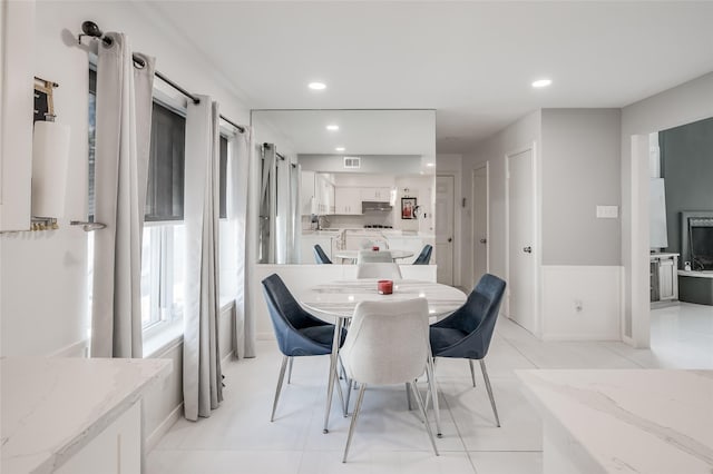 dining room with visible vents and recessed lighting